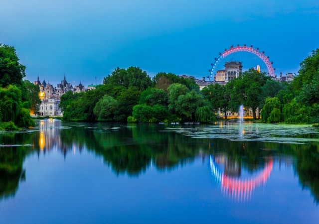 St James' Park at night